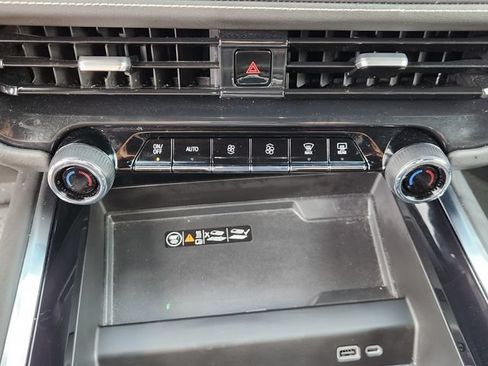 Used 2025 Chevrolet Suburban Premier RWD image 18