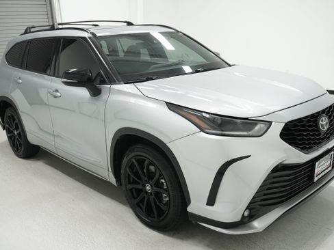Used 2021 Toyota Highlander XSE FWD image 3