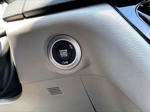 Used 2024 Chrysler Pacifica Touring-L FWD image 27