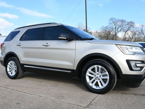 Used 2017 Ford Explorer XLT w/ Equipment Group 202A image 5