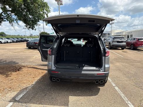 Used 2024 GMC Acadia AT4 w/ Luxury Package AWD/4WD image 9