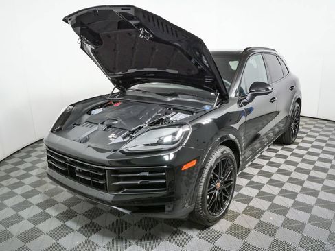 Used 2026 Porsche Cayenne AWD/4WD image 39