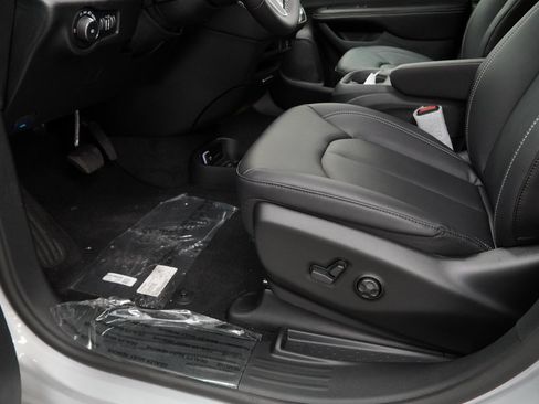 New 2026 Chrysler Pacifica Select image 28