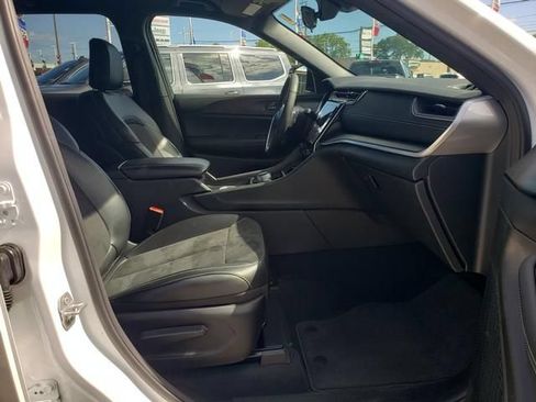 Used 2025 Jeep Grand Cherokee Altitude AWD/4WD image 18