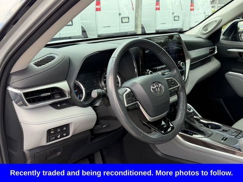 Used 2022 Toyota Highlander Platinum FWD image 12