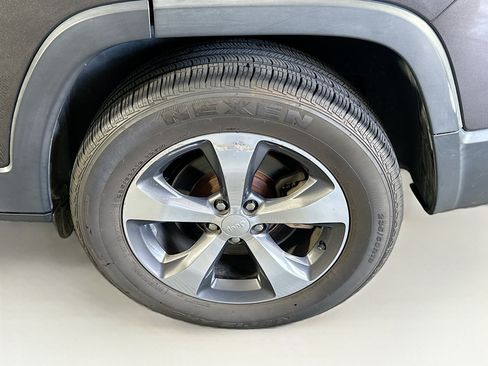 Used 2019 Jeep Cherokee Limited AWD/4WD image 11
