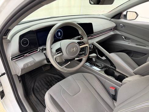 Used 2025 Hyundai Elantra SEL FWD image 19