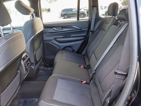 Used 2025 Jeep Grand Cherokee Laredo X image 20