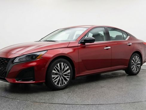Used 2025 Nissan Altima 2.5 SV image 3