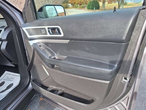 Used 2014 Ford Explorer XLT w/ Equipment Group 202A image 28
