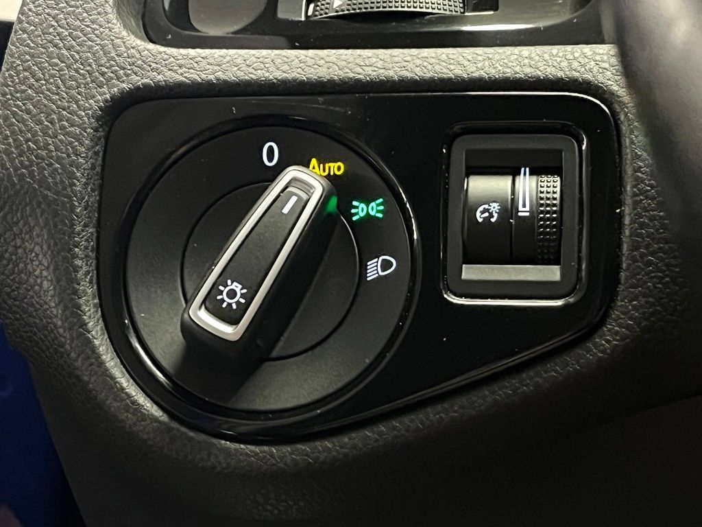 Used 2015 Volkswagen Golf R 4-Door AWD/4WD image 14