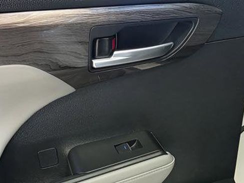 Used 2022 Toyota Highlander Limited image 26