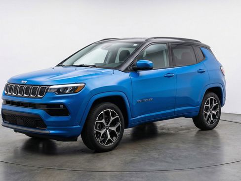 Used 2025 Jeep Compass Limited image 3