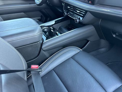 Used 2025 Chevrolet Suburban Premier image 21