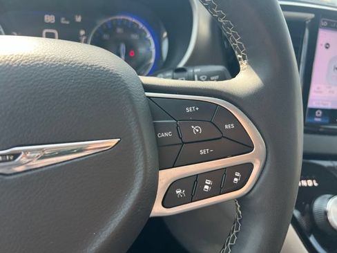 Used 2023 Chrysler Pacifica Touring-L FWD image 14