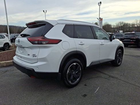 Used 2024 Nissan Rogue SV w/ SV Premium Package image 8