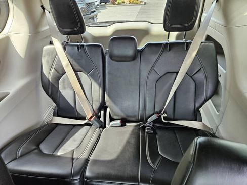 Used 2024 Chrysler Pacifica Touring-L FWD image 13