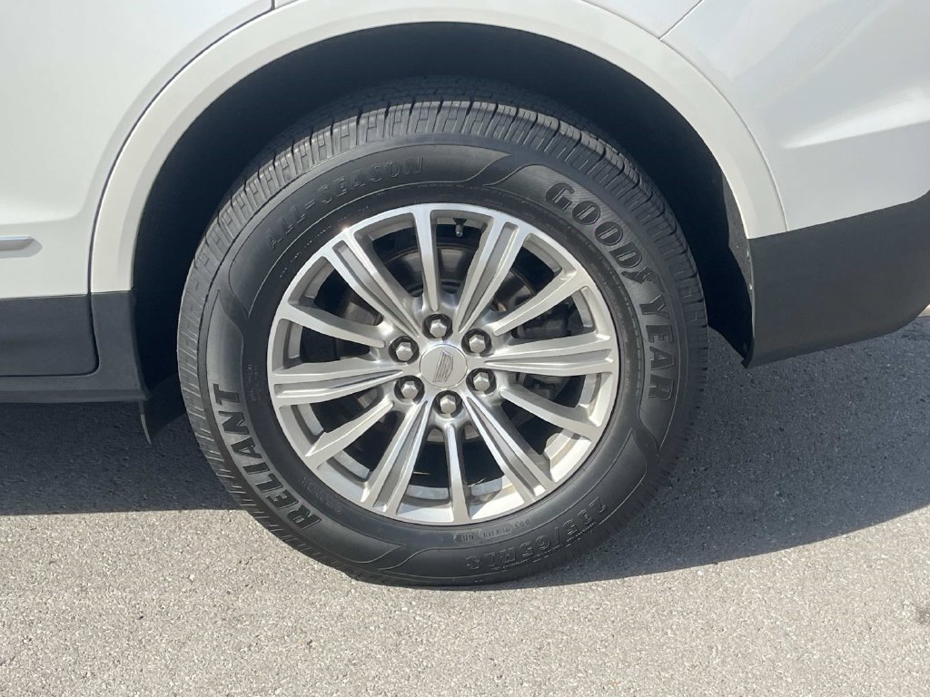 Used 2017 Cadillac XT5 Luxury w/ Driver Awareness Package FWD image 11