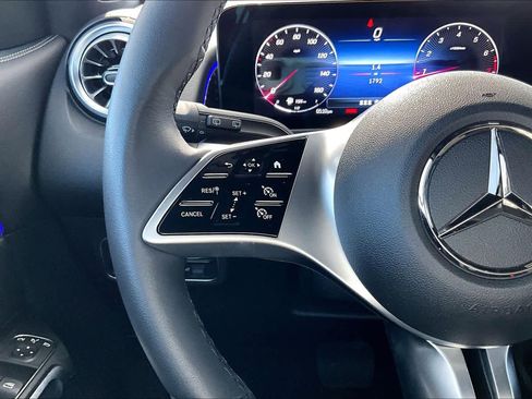 Used 2025 Mercedes-Benz GLB 250 image 23