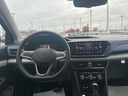 Used 2024 Volkswagen Taos SE image 6