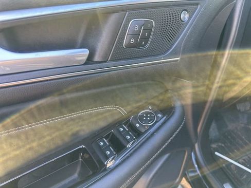 Used 2020 Ford Edge Titanium image 21