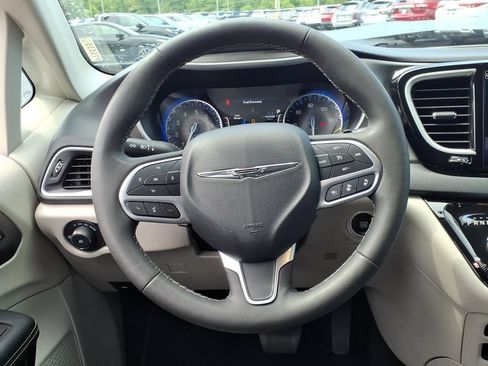 Used 2024 Chrysler Pacifica Touring-L FWD image 19