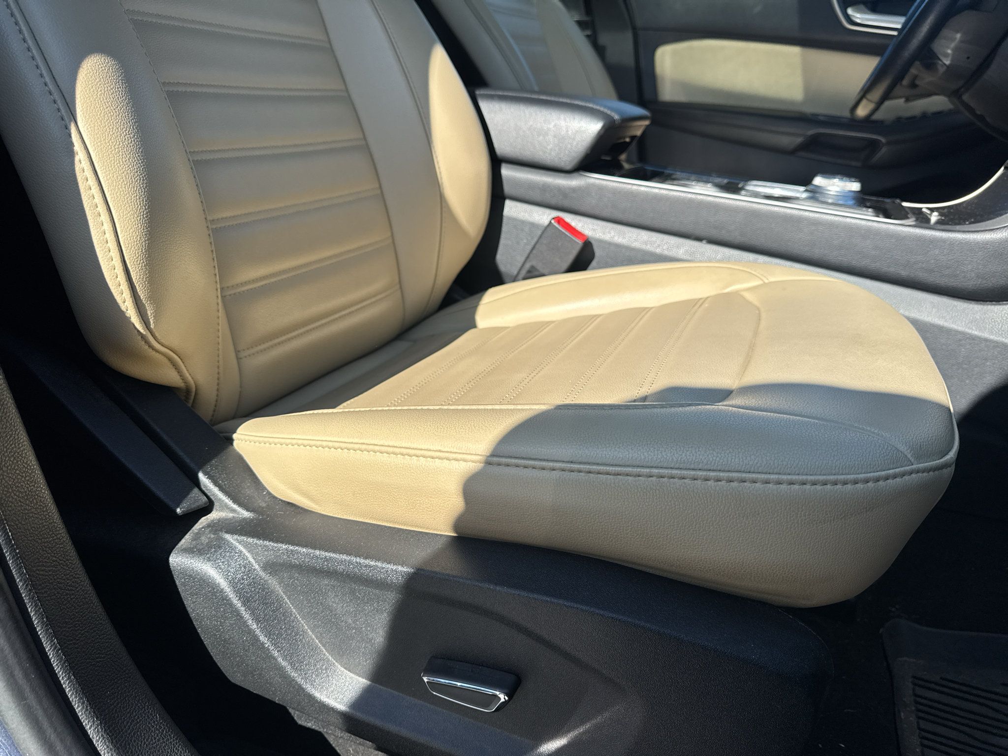 Used 2019 Ford Edge SEL w/ Cold Weather Package AWD/4WD image 15
