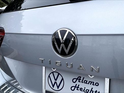 Used 2022 Volkswagen Tiguan SE image 32