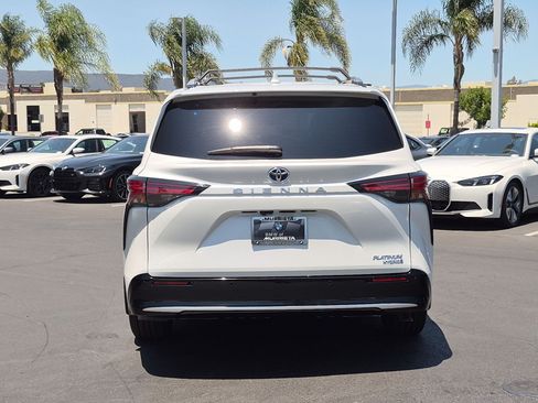 Used 2024 Toyota Sienna Platinum FWD image 9