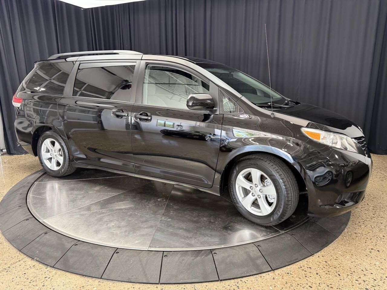 Used 2011 Toyota Sienna LE w/ Towing Pkg FWD image 11