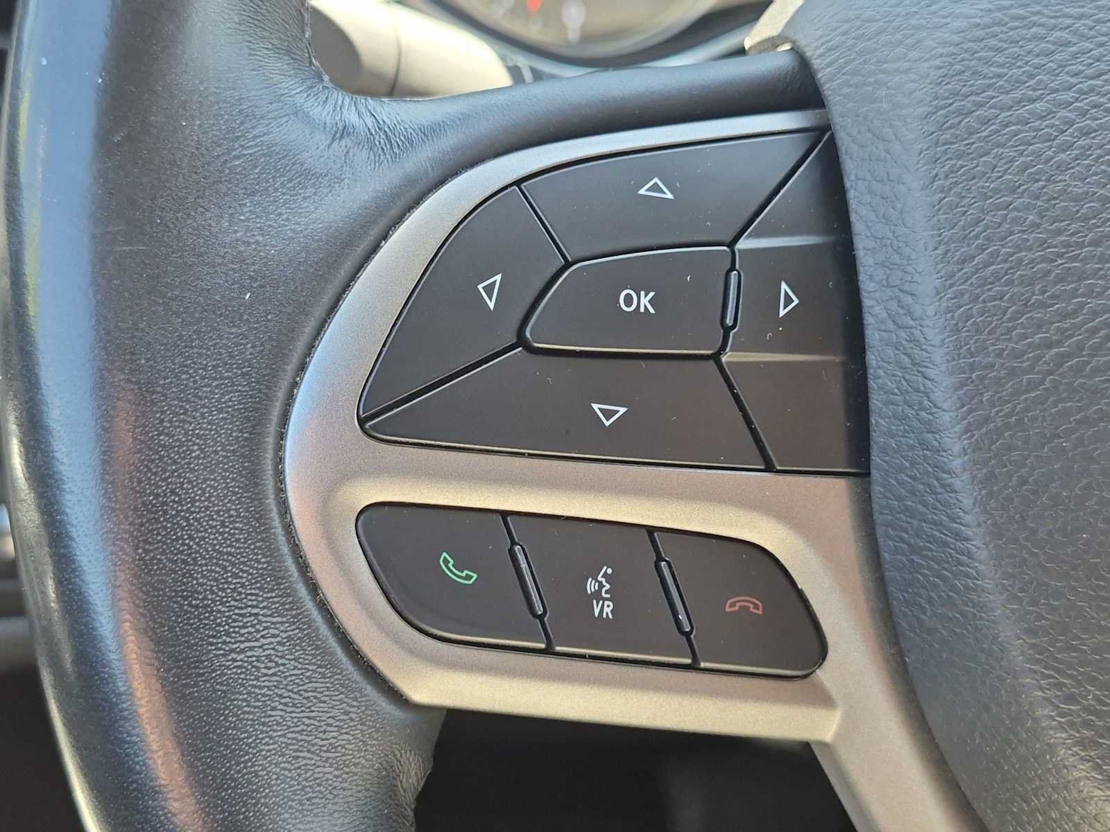 Used 2019 Jeep Cherokee Latitude Plus w/ Cold Weather Group AWD/4WD image 23