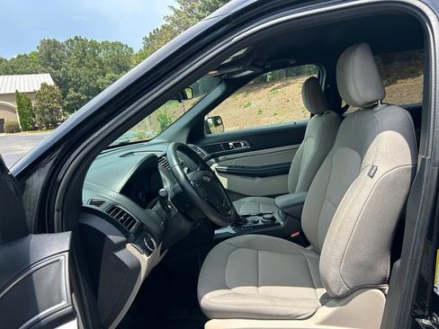 Used 2018 Ford Explorer XLT AWD/4WD image 3