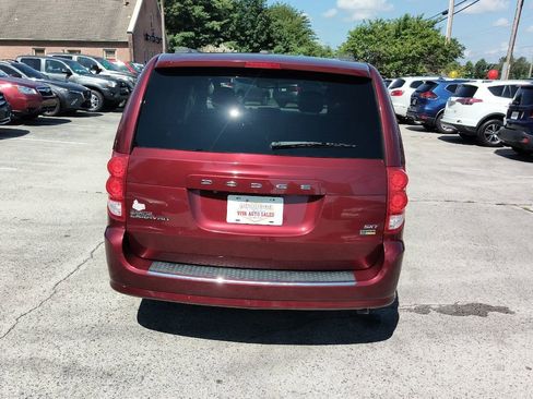Used 2019 Dodge Grand Caravan SXT image 4