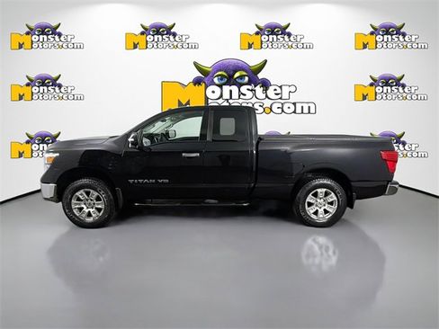 Used 2018 Nissan Titan SV image 8
