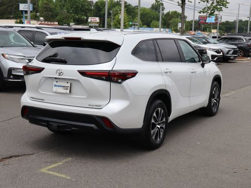 Used 2024 Toyota Highlander XLE AWD/4WD image 10