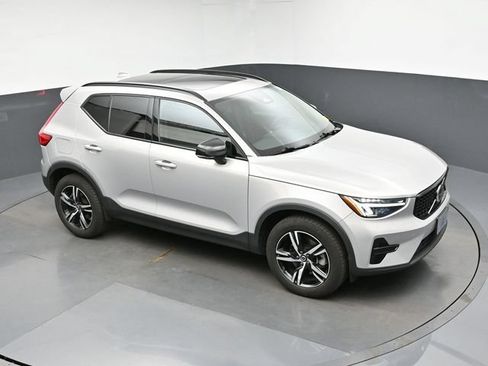 Used 2024 Volvo XC40 B5 Core AWD/4WD image 18