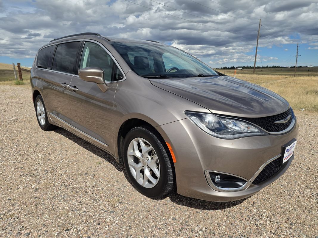 Used 2017 Chrysler Pacifica Touring-L w/ Tire & Wheel Group FWD image 7