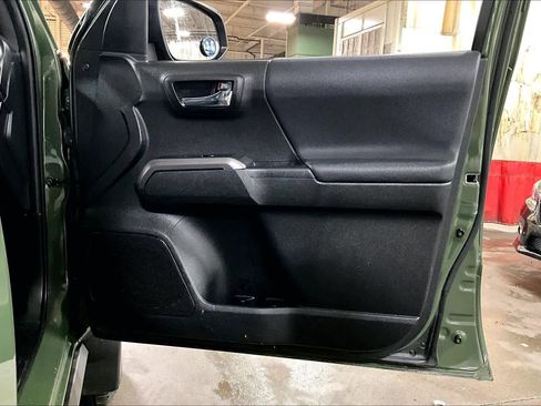 Used 2021 Toyota Tacoma TRD Sport w/ Technology Package image 17