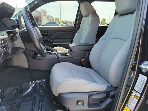 Certified 2025 Toyota Tacoma SR5 AWD/4WD image 16
