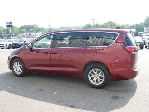 Used 2023 Chrysler Pacifica Touring-L FWD image 8