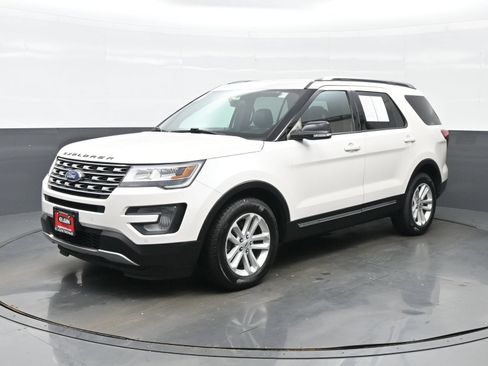 Used 2017 Ford Explorer XLT w/ Equipment Group 202A FWD image 2