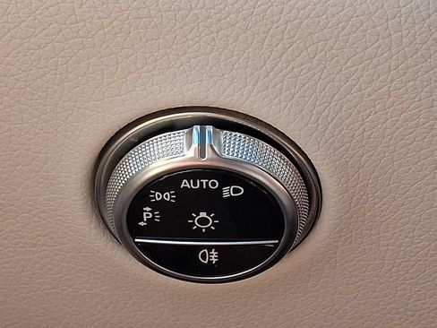 Used 2025 Mercedes-Benz GLC 350e 4MATIC image 25