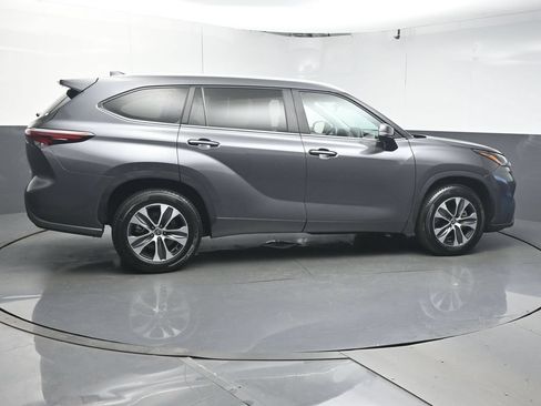 Used 2024 Toyota Highlander XLE FWD image 8