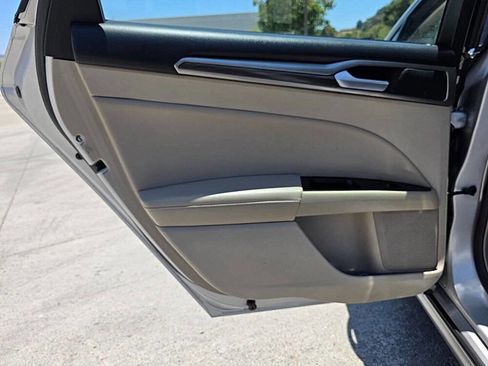 Used 2017 Ford Fusion SE image 25