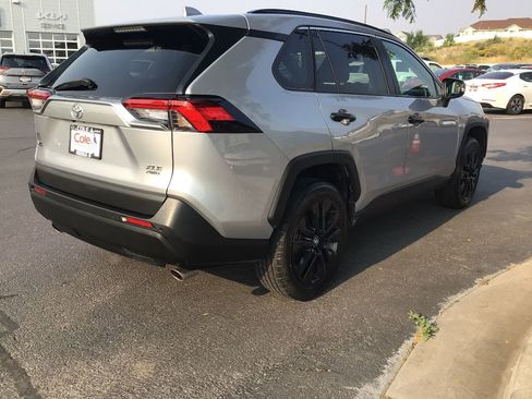 Used 2021 Toyota RAV4 XLE Premium image 4