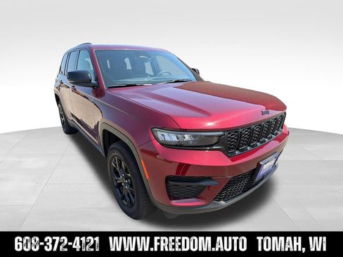 Used 2025 Jeep Grand Cherokee Altitude AWD/4WD image 7