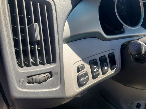 Used 2004 Toyota Highlander V6 2WD with 3rd-Row Seat image 20