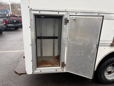 Used 2016 Chevrolet Express 3500 RWD image 15
