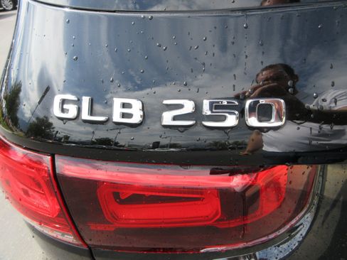 Used 2022 Mercedes-Benz GLB 250 4MATIC image 8