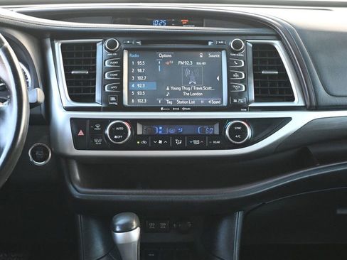 Used 2017 Toyota Highlander Limited image 10